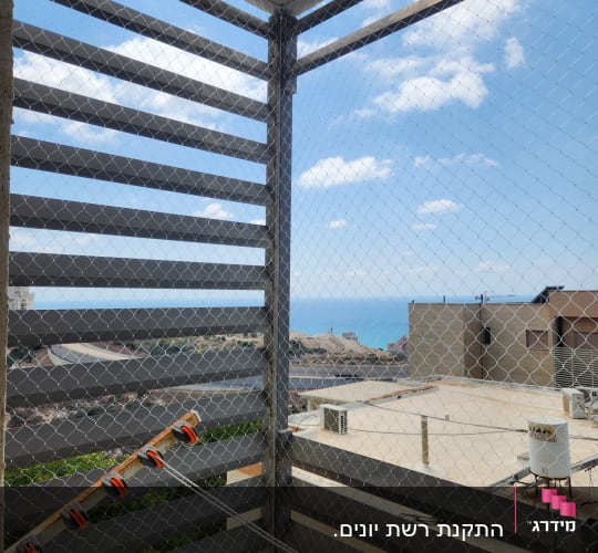 התקנת רשת נגד יונים שקופה במסתור כביסה